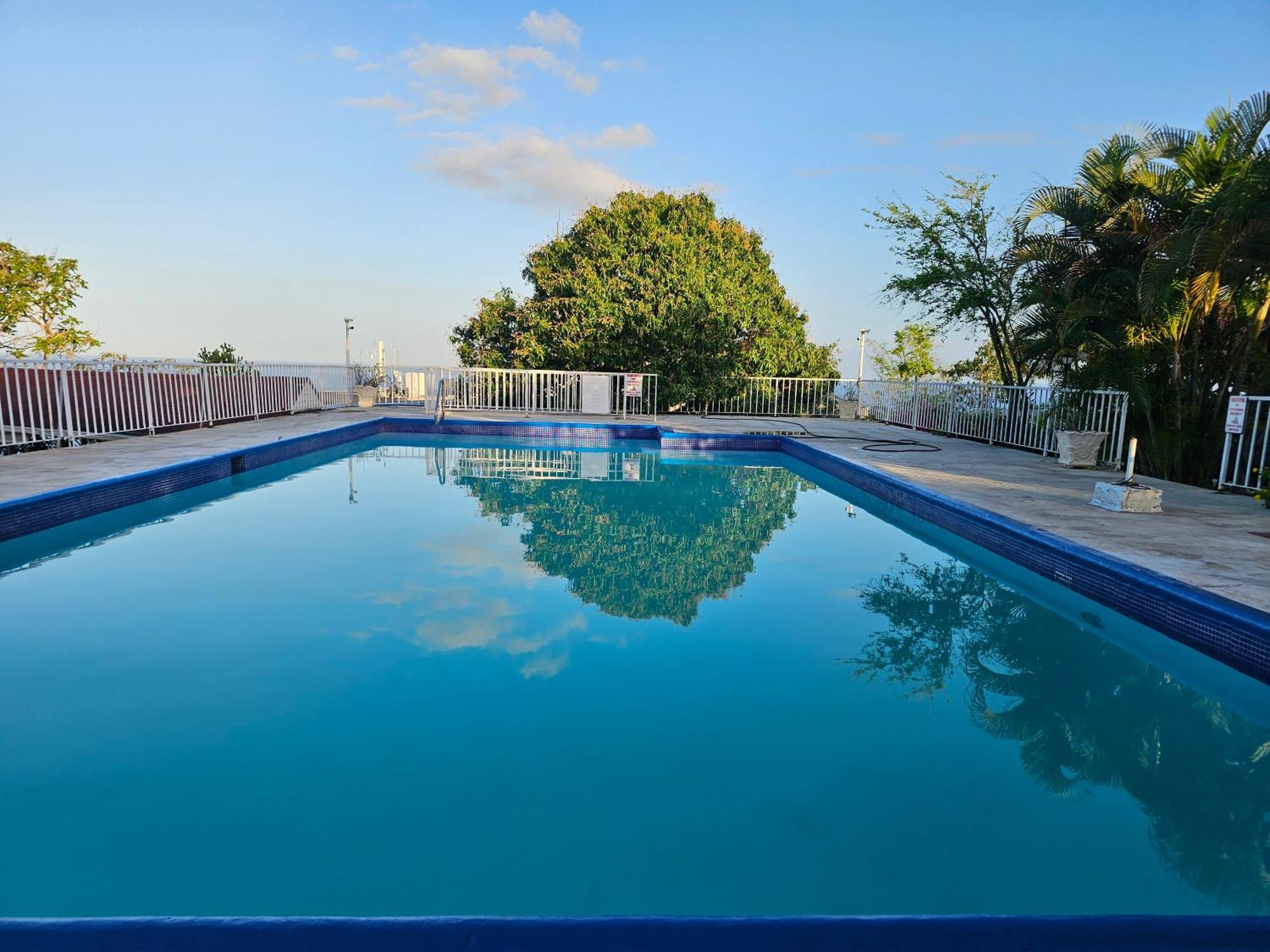 Montego Bay Club Apartments Exteriör bild